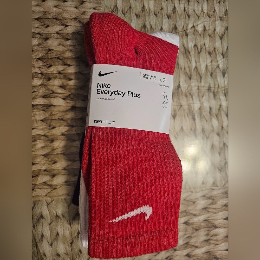 Nike Everyday Plus Red Socks
